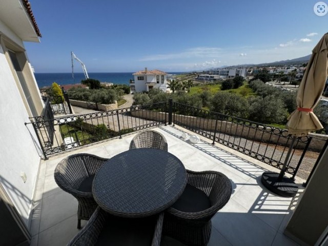 Girne Esentepe'de Satılık Fırsat denize sıfır Eşyalı Penthouse