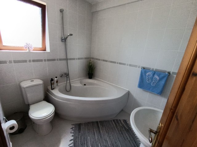 Lapta'da Eşsiz Deniz ve Dağ Manzarasına Sahip Muhteşem 3 Yatak Odalı Villa