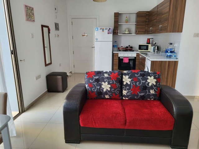 Girne Karaoğlanoğlu'nda Deniz ve Dağ Manzaralı Eşyalı 2+1 Daire