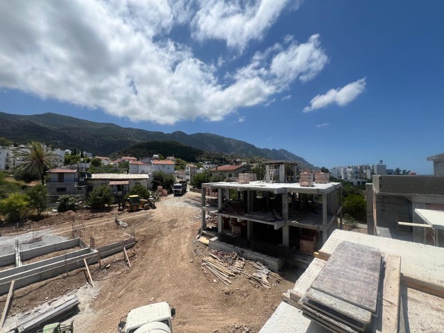 Muhteşem Dağ ve Deniz Manzarası Arasında Alsancak Bölgesinde 2+1 / 3+1 Ortak Yüzme Havuzlu Apartman Daireleri 1 Yıla Kadar Teslim - Fotoğraf 3