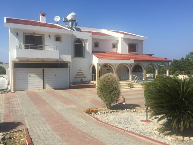 TEK YETKİLİ ACENTE -GİRNE, LAPTA'da muhteşem geniş bahçeli ve yüzme havuzlu 4+1 VİLLA : Doğan Boransel : 0533-8671911