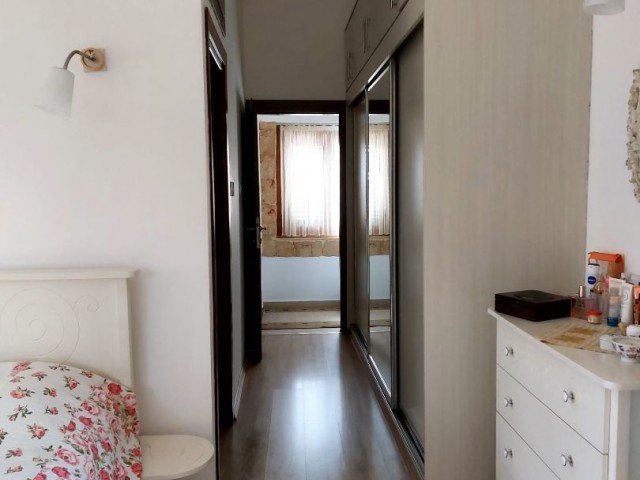Girne Alsancak Bölgesinde Nezih Bir Bölgede 1552m2 Bahça Alanı İçerisinde Geniş Eşyalı 13 Yıllık Muhteşem Bahçe Dizaynı Meyva Ağaçları Özel Bitkilerin Bulunduğu Satılık Villa - Fotoğraf 2