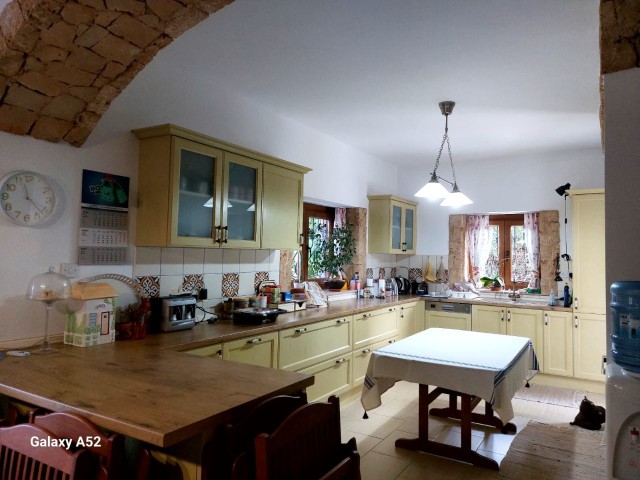 Girne Alsancak Bölgesinde Nezih Bir Bölgede 1552m2 Bahça Alanı İçerisinde Geniş Eşyalı 13 Yıllık Muhteşem Bahçe Dizaynı Meyva Ağaçları Özel Bitkilerin Bulunduğu Satılık Villa - Fotoğraf 3