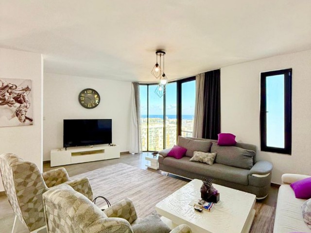 Girne Merkezde Geniş Teraslı, Eşyalı 3+1  Daire