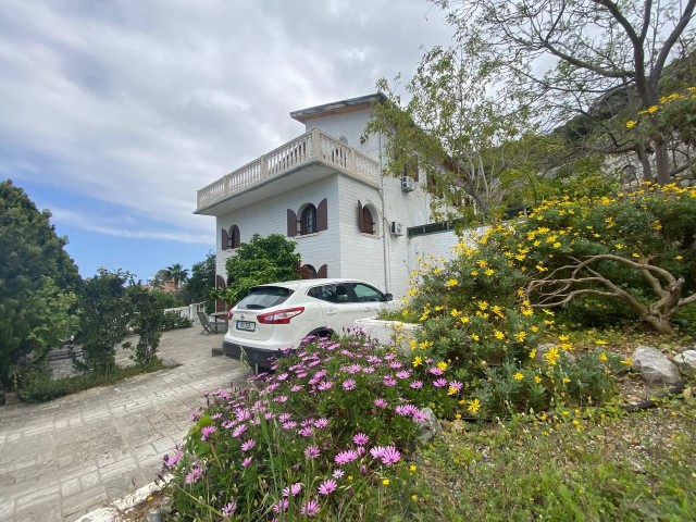 Manzaralı terasları ve iki ayrı girişi olan çok buyuk bir villa. Mini bir otel için uygundur. Koçan hazır, vergiler ödenen.