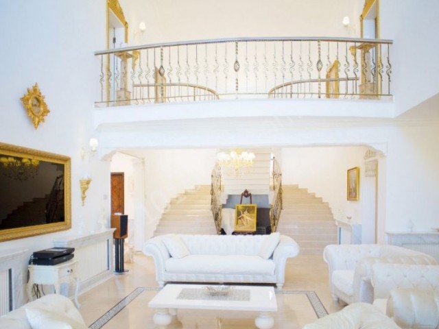 Lapta'da Denize 200m Mesafede Lüks 5+1 Yüzme Havuzlu ve Şık Bahçeli Villa - Fiyat £1,350,000 Den £1,100,000 Düştü : Doğan Boransel Mobile/whatsapp : +90-5338671911 - Fotoğraf 1