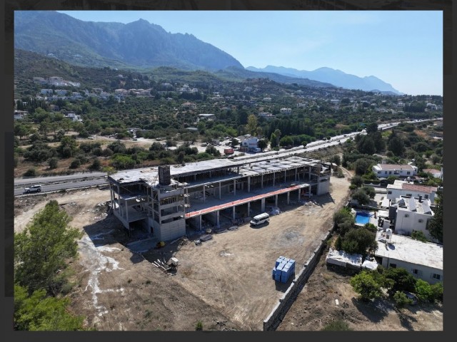 GIRNE ÇEVRE YOLU ÜZERİNDE EN ISLEK CADDEDE, DONANIMLI VE MUHTESEM MANZARA ESLIGINDE BODRUM VE SENDE KATLITALEP GÖREN İŞLETMELERE YER VERİLEN SATILIK DÜKKANLAR