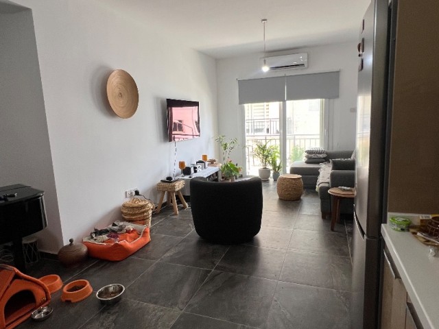 Alsancak Bölgesi Merkezi Konumda Geniş Balkonlu Ortak Yüzme Havuzlu Satılık 2+1 Aptartman Dairesi £135,000 Den £129,000 Düştü : Berrin Efe Uğursöz Mobile/ Whatsapp : +90533-8706300 - Fotoğraf 3