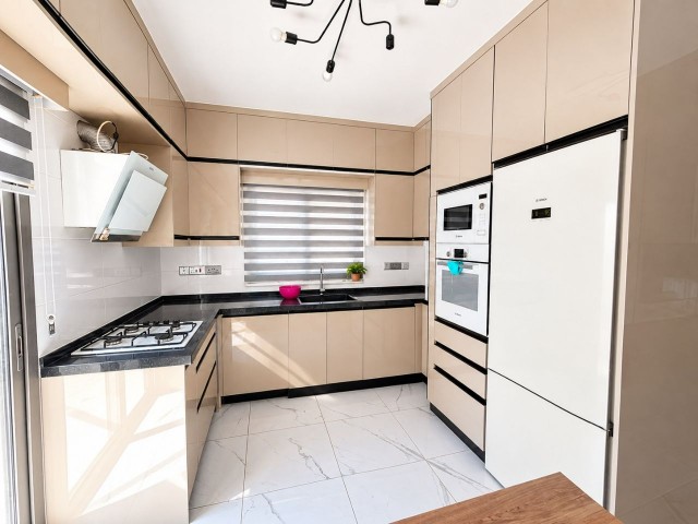 Girne Çatalköy’de Deniz ve Dağ Manzaralı Full Eşyalı 3+1 Satılık Villa !! - Fotoğraf 2