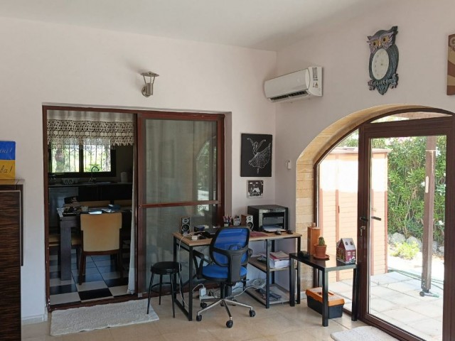 Mağusa Tatlısu'da Ortak Havuzlu Site İçerisinde Denize Yürüme Mesafesinde Satılık 5+1 Lüks Villa !! - Fotoğraf 2