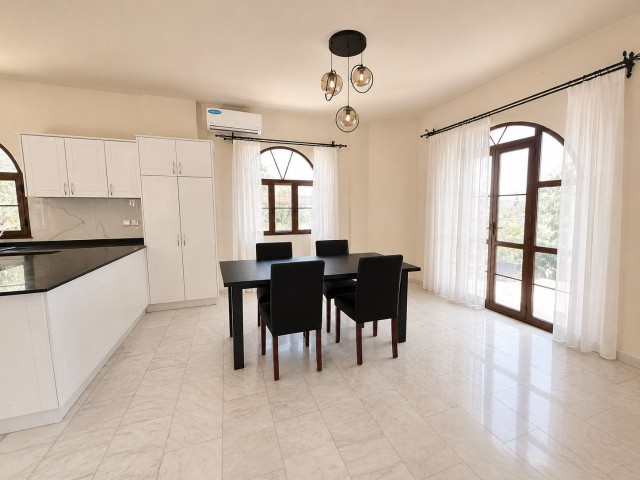 Girne Ozanköy'de Geniş Bahçeli Deniz Manzaralı Satılık 3+1 Müstakil Villa !! - Fotoğraf 2