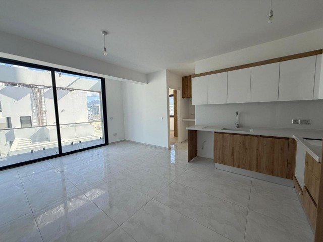 GİRNE MERKEZ'DE DENİZE YÜRÜME MESAFESİNDE SATILIK 2+1 DAİRE !!