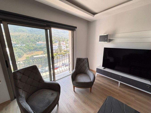 Girne Merkez'de Deniz ve Dağ Manzaralı Satılık 2+1 Full Eşyalı Daire !! - Fotoğraf 4