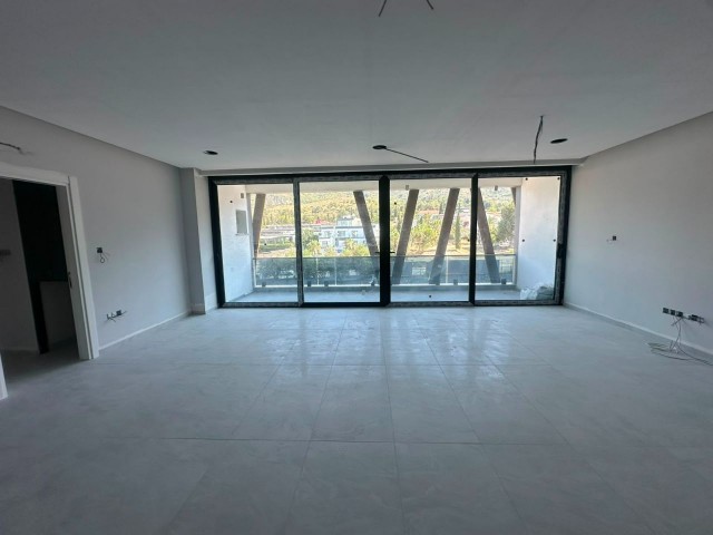 GİRNE MERKEZ'DE ANA CADDE ÜZERİNDE SATILIK 2+1 MODERN DAİRE !!