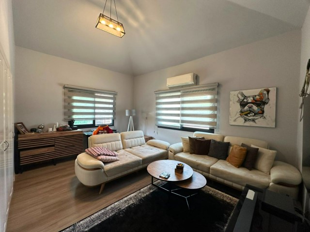 GİRNE OZANKÖY'DE 1.915 m² ARSA İÇERİSİNDE HAVUZLU MÜSTAKİL SATILIK 4+1 VİLLA !!