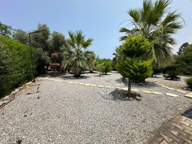 Girne Ozanköy'de 1.915 M² Arsa İçerisinde Havuzlu Müstakil Satılık 4+1 Villa !! - Fotoğraf 2