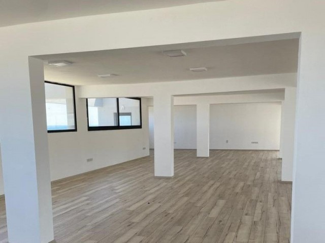 Girne Çatalköy'de Ticari İzinli 1.500 M2 Komple Satılık Bina !! - Fotoğraf 1