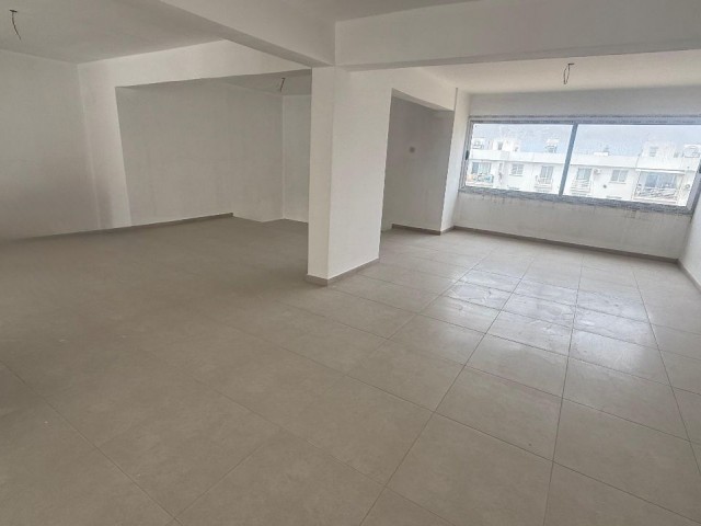 GİRNE ALSANCAK'TA ANAYOL ÜZERİ, 220 M2 SATILIK SENDELİ DÜKKAN !!