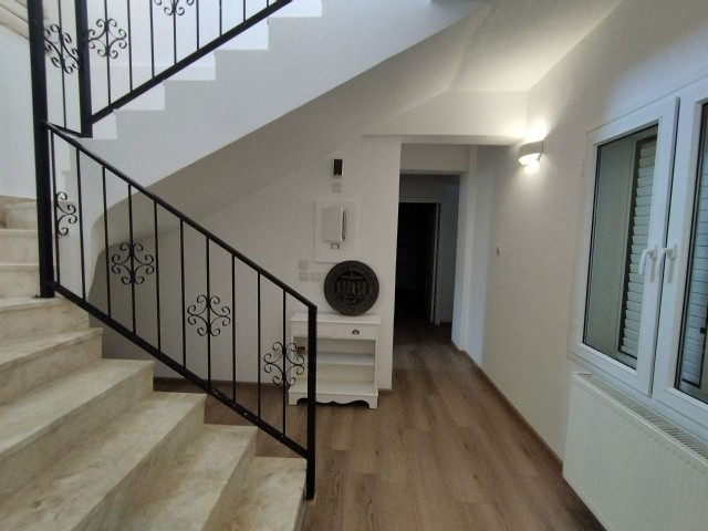 GİRNE LAPTA’DA 1.200 M² ARSA İÇERİSİNDE ÖZEL HAVUZLU KOMPLE YENİLENMİŞ 3+1 MÜSTAKİL VİLLA !!