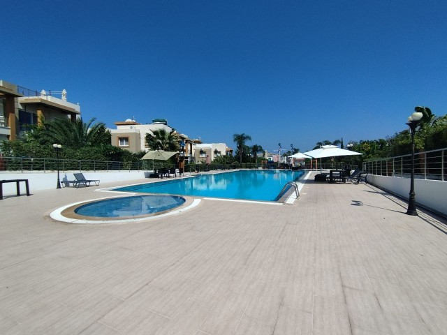 GİRNE ALSANCAK’TA ORTAK HAVUZLU SİTE İÇERİSİNDE, ÖZEL BAHÇELİ VE FULL EŞYALI 2+1 SATILIK DAİRE !!