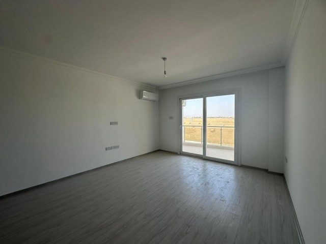İskele Loungbeach bölgesinde denize yürüme mesafesi, geniş metrekareye sahip,TÜM VERGİLERİ ÖDENMİŞ satılık 1+1 daire HABİBE ÇETİN 05488547005 - Fotoğraf 2