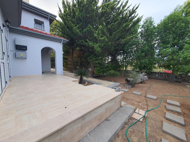 ÇATALKÖY BÖLGESİNDE SATILIK 6+1 VİLLA 1 DÖNÜM ARAZİ İÇERİSİNDE MEYVE AĞAÇLARI MEVCUT 2 ŞÖMİNE VE 3 TUVALET BANYO MEVCUT GENİŞ GÜZEL BİR VİLLA