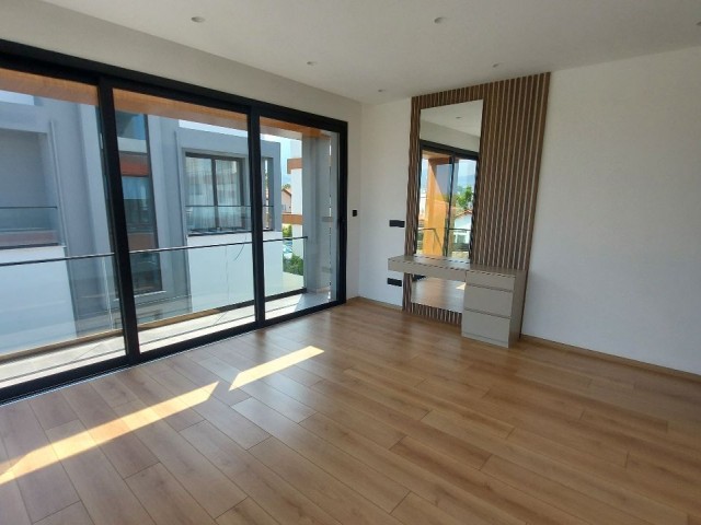 ÇATALKÖY, DE SATILIK 4+1 VİLLA MUHTEŞEM YAPISI VE TAŞINMAYA HAZIR YENİ VİLLA Zemin kat - Salon + mutfak açık plan - misafir wc - yatak odası + wc/duş 1ci kat - 2 yatak odası - 1 master yatak odası + dolap odası + ensuite - ortak banyo/wc 2ci kat - Çamaşır odası Çatı terası Tum katlarda asma tav - Fotoğraf 1