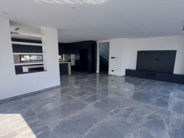 ÇATALKÖY, DE SATILIK 4+1 VİLLA MUHTEŞEM YAPISI VE TAŞINMAYA HAZIR YENİ VİLLA Zemin kat - Salon + mutfak açık plan - misafir wc - yatak odası + wc/duş 1ci kat - 2 yatak odası - 1 master yatak odası + dolap odası + ensuite - ortak banyo/wc 2ci kat - Çamaşır odası Çatı terası Tum katlarda asma tav - Fotoğraf 2