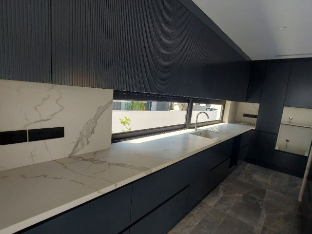 ÇATALKÖY, DE SATILIK 4+1 VİLLA MUHTEŞEM YAPISI VE TAŞINMAYA HAZIR YENİ VİLLA Zemin kat - Salon + mutfak açık plan - misafir wc - yatak odası + wc/duş 1ci kat - 2 yatak odası - 1 master yatak odası + dolap odası + ensuite - ortak banyo/wc 2ci kat - Çamaşır odası Çatı terası Tum katlarda asma tav - Fotoğraf 3