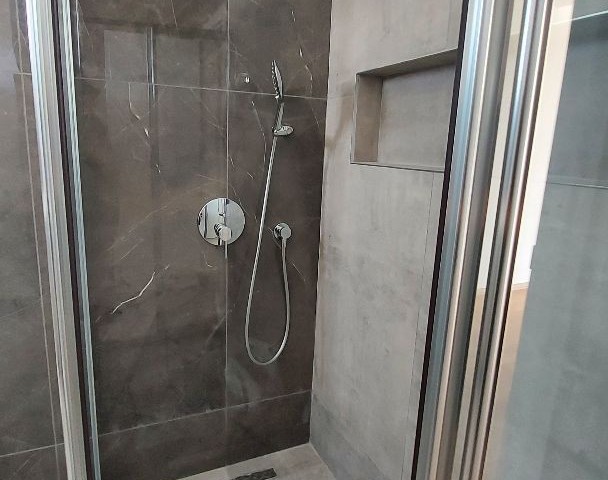 ÇATALKÖY, DE SATILIK 4+1 VİLLA MUHTEŞEM YAPISI VE TAŞINMAYA HAZIR YENİ VİLLA Zemin kat - Salon + mutfak açık plan - misafir wc - yatak odası + wc/duş 1ci kat - 2 yatak odası - 1 master yatak odası + dolap odası + ensuite - ortak banyo/wc 2ci kat - Çamaşır odası Çatı terası Tum katlarda asma tav - Fotoğraf 4