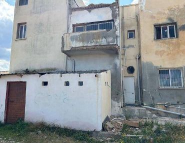 Gazimağusa Maraş'ta Yatırım Fırsatı: 8 Odalı Komple Bina Satılık! - Fotoğraf 1