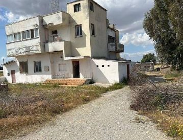 Gazimağusa Maraş'ta Yatırım Fırsatı: 8 Odalı Komple Bina Satılık! - Fotoğraf 3