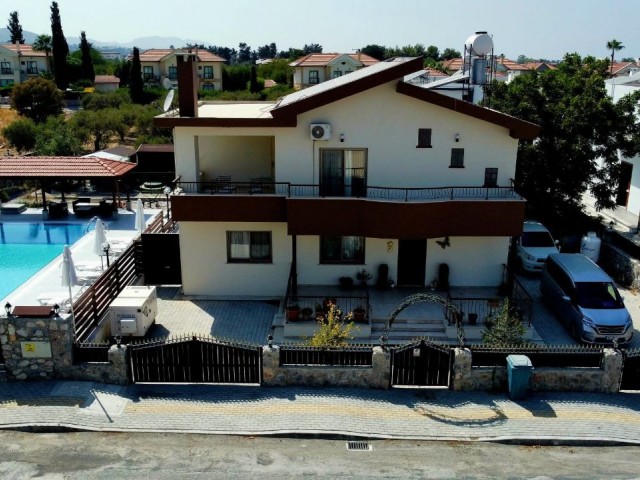 Girne Lapta bölgesinde 3+1 ultra lüks eşyalı özel yüzme havuzlu dağ deniz manzaralı taşınmaya hazır satılık villa - Fotoğraf 4