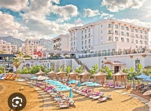 Girne Les Ambasador Hotel bölgesi...Zemin kat bahçeli, ebeveyn banyo tuvalet, gardrop odası, kiler odası, büyük balkon,bbq alanı ....(Sözleşme ile devredilecektir) - Fotoğraf 1