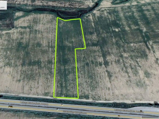 Magosa Lefoşa anayolu( Vadili köyü mevkisi)yola sıfır, yola 53 metre ticari ve konut yapımına uygun  arazi.Fiyat toplamınadır.
