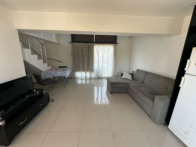 Fiyatı düştü...120.000 GBP yerine şimdi 110.000 GBP son fiyat 1+1 Penthouse Loft daire 2 WC..Geniş iki adet balkon...Havuzlu site,, Eşdeğer tapulu - Fotoğraf 1
