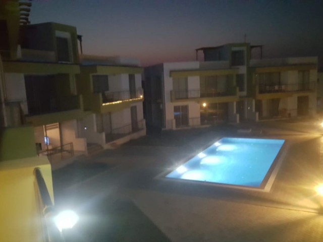 GİRNE ALSANCAKTA Penthouse veya bahçeli zemin kat 2+1 HAVUZLU SİTE - Fotoğraf 1