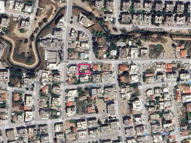 Lefkoşa  , Metropol ve Eziç Restorant bölgesine yakın yola cepheli, 510m2 arsa....Apartmanlık( türk  koçan)