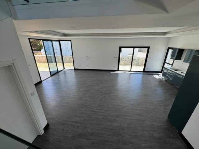 Ozanköy ESK ve Final.Ünüversitelerine 6 dak , Marketlere 3 dak 4+1 Tapush Hazır Havuzlu, 260m2 kapalı 650 m2 bahçesiyle ....2 on suit yatak odası ve kileriyle...YERD3N ISITMALI.