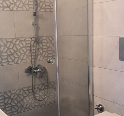 GİRNE MERKEZDE SATILIK 2+1  EŞYASIZ  DAİRE,jeneratör ve asansör mevcut sufır..Koçan hazır.Eşdeğer tapu ( Vergiler ÖDENMEMİŞ)