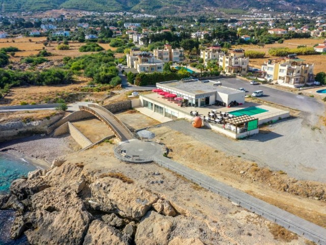 Girne Lapta'da denize sıfır 950m2 ve  üzeri çıkılabilir 2 katlı bina hem bir Clup ,Restorant veya konut kullanımına uygun. Yerimiz satılıktır.