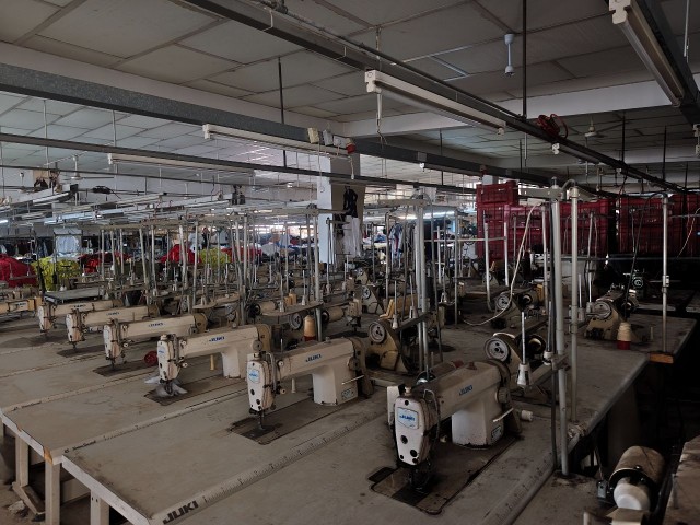 Lefkoşa sanayi bölgesi 3000 m2 üzerine kurulu 2500 m2 kapalı alanı olan  Konfeksiyon dikiş atelyesi.  1000.000 GBP mefruşat ve demirbaşı ile, istenirse aynı iş devam edebiliyor durumda.
